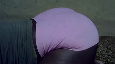 Snapshot of sweetdivah2 chatting on June 2026 03:18:01 PM divinah online show from June 2026 03:18:01 PM