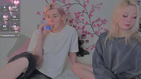 Snapshot of sweethearts_friends chatting on March 2026 06:29:02 AM sweethearts_friends online show from March 2026 06:29:02 AM