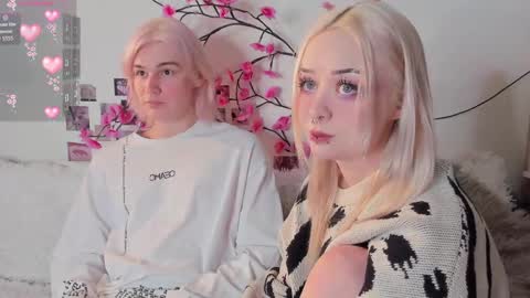 Snapshot of sweethearts_friends chatting on April 2026 09:23:01 PM sweethearts_friends online show from April 2026 09:23:01 PM