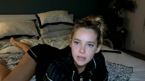 Snapshot of sweetlikedolly chatting on March 2026 11:22:02 PM Dolly online show from March 2026 11:22:02 PM