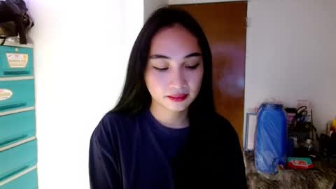 Snapshot of sweetlilly_18 chatting on January 2025 12:06:02 PM Lilly online show from January 2025 12:06:02 PM