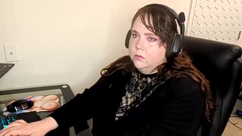 Snapshot of sweetsapphics chatting on November 2025 10:27:01 AM ruby and scarlet online show from November 2025 10:27:01 AM