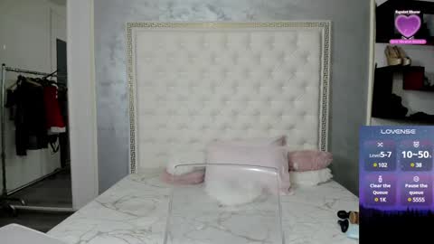 Snapshot of sweetsexangel chatting on December 2024 01:57:02 PM Goddess Allysse online show from December 2024 01:57:02 PM