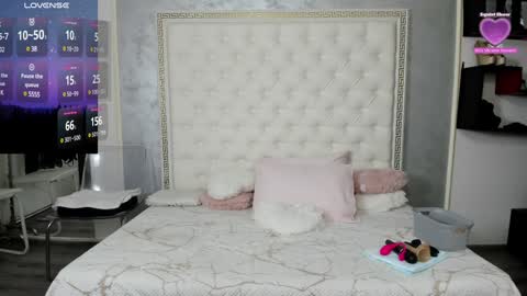 Snapshot of sweetsexangel chatting on December 2024 12:00:01 PM Goddess Allysse online show from December 2024 12:00:01 PM