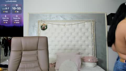 Snapshot of sweetsexangel chatting on January 2025 03:51:02 PM Goddess Allysse online show from January 2025 03:51:02 PM