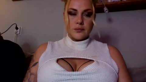 sweetsinz_ online show from October 2025 08:51:02 PM