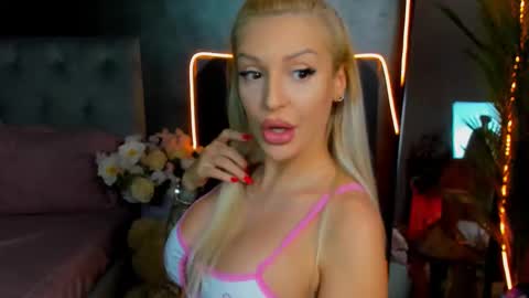 Snapshot of sweettheaa_ chatting on September 2025 05:05:02 PM Jessica online show from September 2025 05:05:02 PM