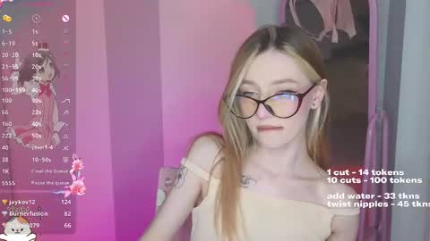 Snapshot of sweetuniporn chatting on December 2024 02:11:02 PM Elis a little vacation Ill be here Saturday my schedules in bio online show from December 2024 02:11:02 PM