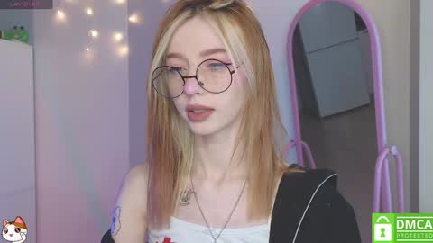 Snapshot of sweetuniporn chatting on January 2025 09:17:01 AM Elis a little vacation Ill be here Saturday my schedules in bio online show from January 2025 09:17:01 AM