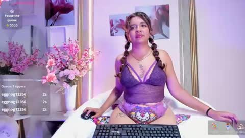 Snapshot of sweety_smilee chatting on July 2026 10:44:02 PM Emma online show from July 2026 10:44:02 PM