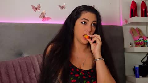 Snapshot of tanyakrosss chatting on November 2025 06:03:01 AM Tania online show from November 2025 06:03:01 AM