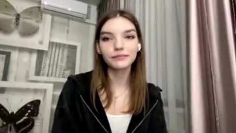 Snapshot of tarahmelaun chatting on February 2026 07:12:01 PM Mia online show from February 2026 07:12:01 PM