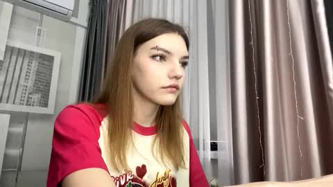 Snapshot of tarahmelaun chatting on February 2026 09:10:02 AM Mia online show from February 2026 09:10:02 AM