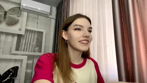 Snapshot of tarahmelaun chatting on March 2026 09:22:01 AM Mia online show from March 2026 09:22:01 AM