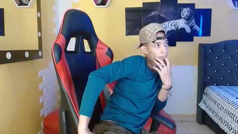 Snapshot of taylor_sophie chatting on October 2025 08:10:01 PM Taylor online show from October 2025 08:10:01 PM