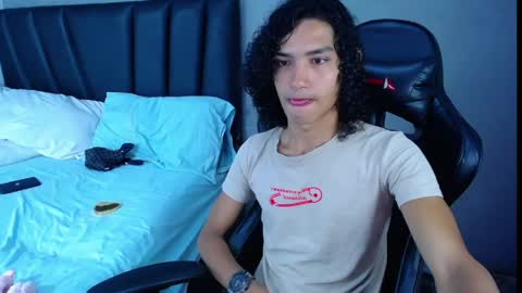 Snapshot of tayronx33 chatting on April 2026 04:01:01 PM Tayron online show from April 2026 04:01:01 PM