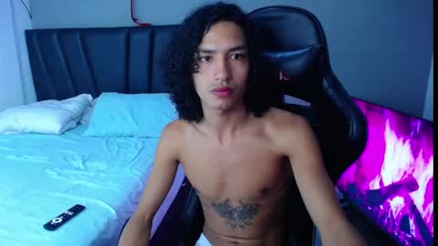 Snapshot of tayronx33 chatting on April 2026 02:33:01 PM Tayron online show from April 2026 02:33:01 PM