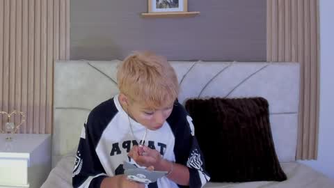 Snapshot of tefi_meow_ chatting on April 2026 01:15:02 PM Estefani online show from April 2026 01:15:02 PM