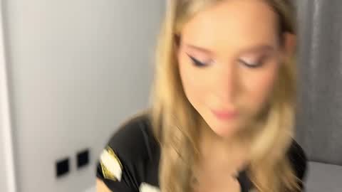 Snapshot of telladreamer_ chatting on April 2026 06:05:01 PM Tella online show from April 2026 06:05:01 PM