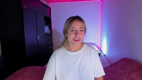 Snapshot of temptationsweet__ chatting on April 2026 05:12:02 AM Sara online show from April 2026 05:12:02 AM