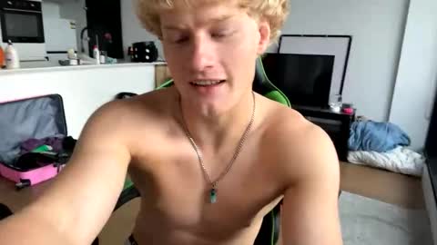 liammlust online show from December 2025 09:11:01 PM