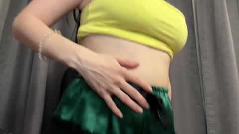 Snapshot of the_moon_fairy chatting on April 2026 05:36:01 PM Mia online show from April 2026 05:36:01 PM