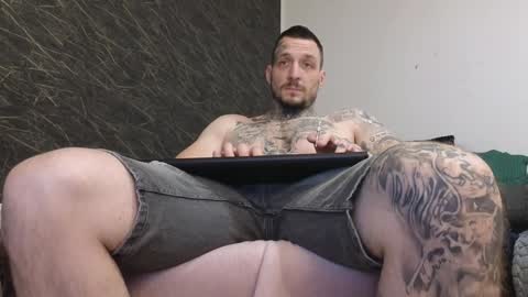 Snapshot of thebestmuscles chatting on January 2025 04:32:02 PM John online show from January 2025 04:32:02 PM