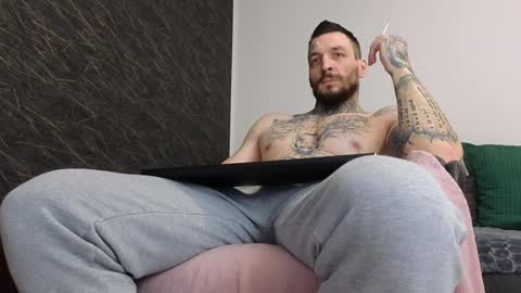 Snapshot of thebestmuscles chatting on February 2025 08:01:01 AM John online show from February 2025 08:01:01 AM