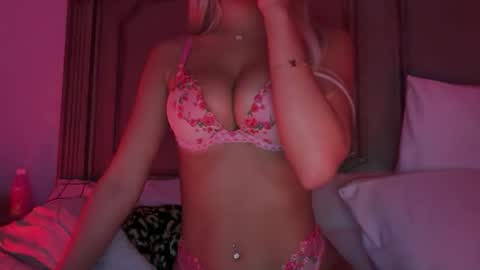 Snapshot of theblondeetwinss chatting on March 2026 03:10:01 AM Grace paige online show from March 2026 03:10:01 AM