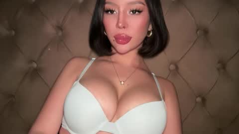 Elle  dont forget to folloW me and thumbs up online show from March 2026 12:06:02 PM