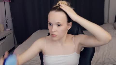 Snapshot of thehousemaid1 chatting on June 2026 09:19:01 PM Lily online show from June 2026 09:19:01 PM