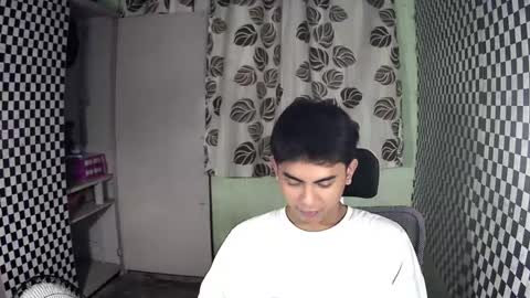 Snapshot of thehugecomeback chatting on December 2024 04:12:02 PM Xerxis online show from December 2024 04:12:02 PM