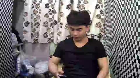 Snapshot of thehugecomeback chatting on February 2025 04:00:02 PM Xerxis online show from February 2025 04:00:02 PM