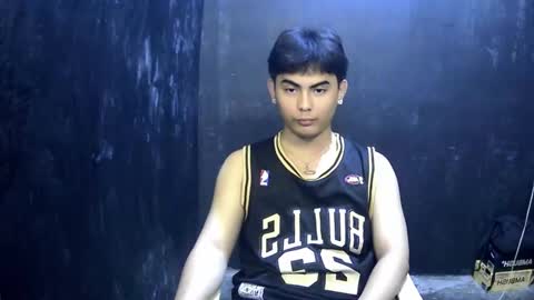 Snapshot of thehugecomeback chatting on February 2025 12:28:01 AM Xerxis online show from February 2025 12:28:01 AM