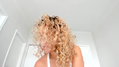 Snapshot of theislandgirl chatting on December 2024 07:10:01 PM Lily Marie online show from December 2024 07:10:01 PM