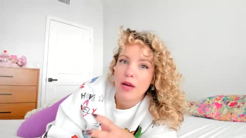 Snapshot of theislandgirl chatting on January 2025 09:01:02 PM Lily Marie online show from January 2025 09:01:02 PM