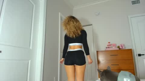 Snapshot of theislandgirl chatting on January 2025 06:49:01 PM Lily Marie online show from January 2025 06:49:01 PM