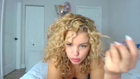 Snapshot of theislandgirl chatting on January 2025 09:11:02 PM Lily Marie online show from January 2025 09:11:02 PM