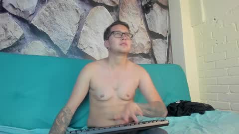 Snapshot of theo_sin_ chatting on April 2026 01:46:02 PM Theo online show from April 2026 01:46:02 PM