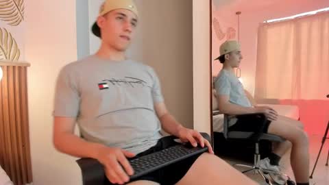 Snapshot of theohawke_ chatting on December 2024 08:04:01 PM THEO- MATEO online show from December 2024 08:04:01 PM