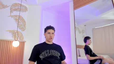 Snapshot of theohawke_ chatting on December 2024 03:33:02 PM THEO- MATEO online show from December 2024 03:33:02 PM