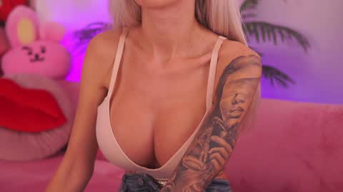 Snapshot of therealfallingangel chatting on October 2025 07:07:02 AM Deea online show from October 2025 07:07:02 AM