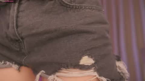 Snapshot of therealpeach_ chatting on April 2026 02:24:02 AM online show from April 2026 02:24:02 AM