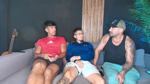 Snapshot of thestraightroom chatting on April 2026 12:28:01 PM thestraightroom online show from April 2026 12:28:01 PM