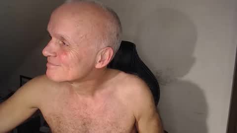 Snapshot of thestrip01 chatting on December 2025 10:46:02 AM NudeDJ online show from December 2025 10:46:02 AM