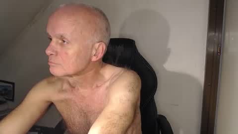 Snapshot of thestrip01 chatting on December 2025 08:34:01 AM NudeDJ online show from December 2025 08:34:01 AM