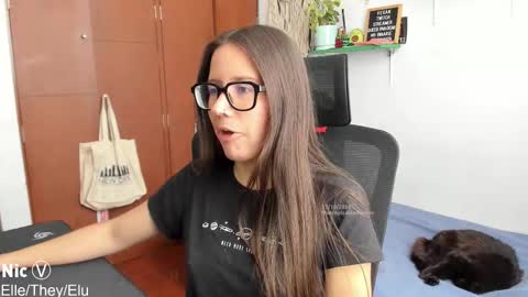 Nicole online show from October 2025 03:47:02 PM