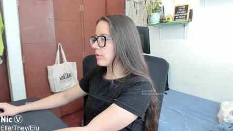 Nicole online show from November 2025 02:07:02 PM