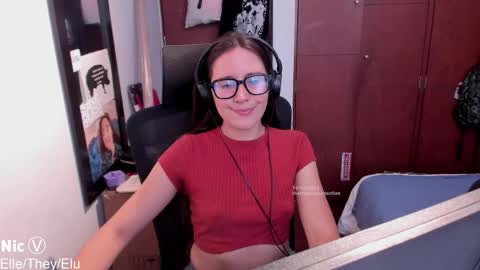 Snapshot of thetropicalseduction chatting on April 2026 09:41:02 PM Nicole online show from April 2026 09:41:02 PM