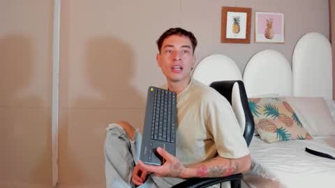 Thiago  online show from March 2026 07:17:01 PM